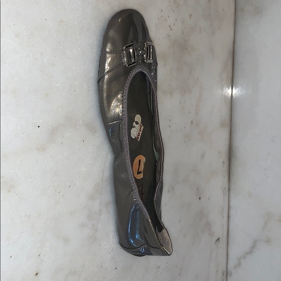 Gray flats - Picture 3 of 3